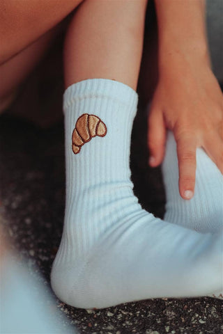 Croissant Socken mit Stickerei – Lustige Frühstückssocken aus Baumwolle für Damen, Herren & Kinder