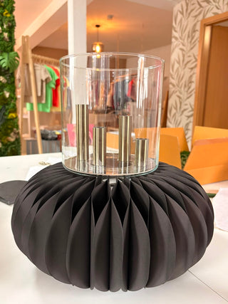 Vosteen Sockel aus Papier in schwarz mit passendem Lirea Glas und Einsatz mit Kerzenhalter um ein Adventskranz Arrangement oder ein CENTERPIECE zu machen 