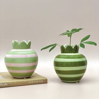 Keramikvase mit Wellenrand in Grün – Handwerkliche Design-Vase für dein Zuhause