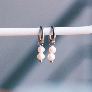 Creolen mit zwei Süßwasserperlen – Feminin & Zeitlos