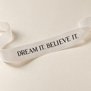 Wish Keeper Organza-Band „Dream it. Believe it.“ – Weiß