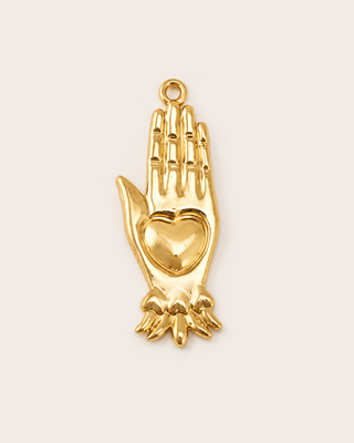 Goldener Hand mit Herz Anhänger auf neutralem Hintergrund
