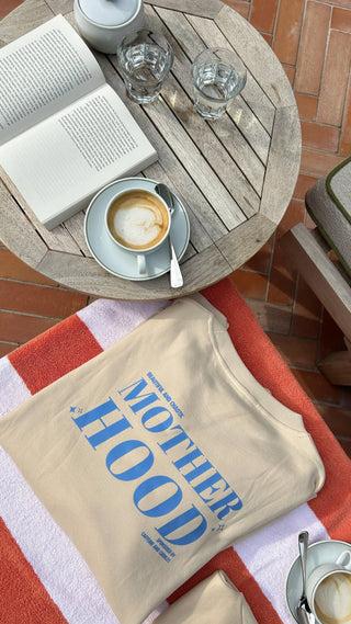 Motherhood Sweatshirt Damen Beige – Oversized Sweater mit Herz Detail & Statement Rückenprint