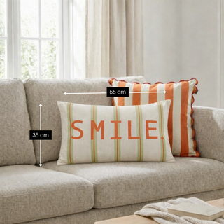 Smile Kissen Weiß mit grünem Schriftzug – Dekokissen aus Baumwolle 55 cm