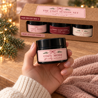     THE COZY SEASON SET mit drei kleinen Duftkerzen im schwarzen Glas und weihnachtlicher Geschenkverpackung 