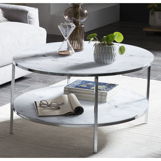 marmor couchtisch grau mit zwei ebenen, graue metallbeine, buch, brille pflanze, vase , sofa und beiger teppich