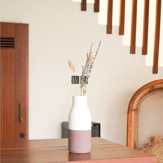 Vase Weiß Braun Kleine dekorative Vase handgegossen aus Ton mit Rattangriff SITU