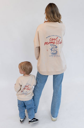 Pullover für Mamas in beige mit roter Schrift cool moms club und blauen Kaffee tassen darauf und in blau geschrieben powered by coffee and chaos