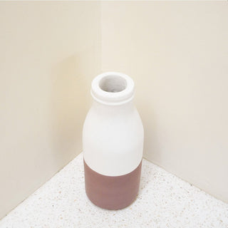 Vase Weiß Braun Kleine dekorative Vase handgegossen aus Ton mit Rattangriff SITU