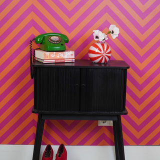 Bunte Swirl-Vase aus Dolomit – Verspielte Wirbel-Dekovase | Housevitamin - Rot/Rosa - 15x15x13,5 cm