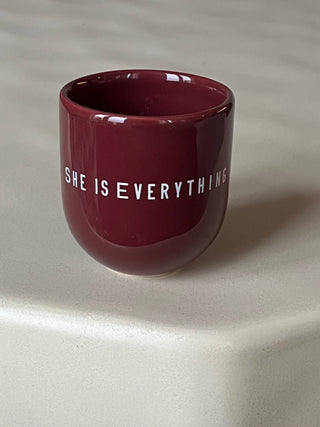 Kaffeebecher Keramik "She is everything" bordeaux
