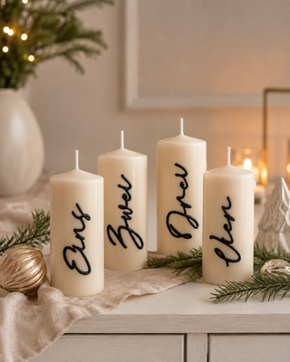 Adventskerzen-Set „Eins–Vier“ Creme – 4 hohe Stumpenkerzen mit schwarzem Schriftzug, 15 × 6,8 cm