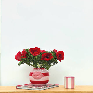 Keramikvase mit Kussmund in Rot & Rosa – Poetische Design-Vase für Slow-Life-Dekoration