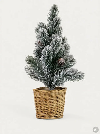 Weihnachtsbaum | ATTIS | schneebedeckt in einem Rattan-Topf