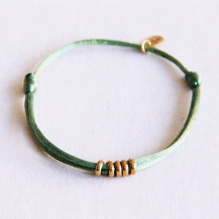 Satinarmband mit Ringen – grün/gold