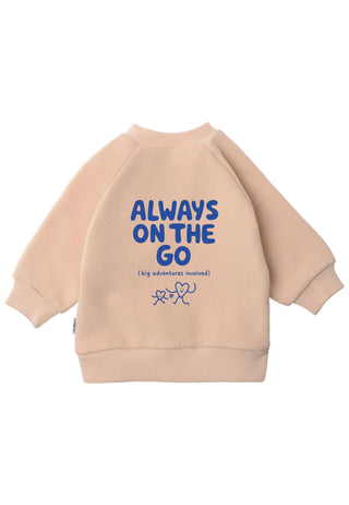 Pullover in hellem beige mit blauer Schrift Always on the go (big adventures involved)