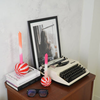 Candy Swirl Kerzenhalter – Bunter Kerzenhalter im Bonbon-Design | Housevitamin - Rot/Pink - 10x10x10 cm