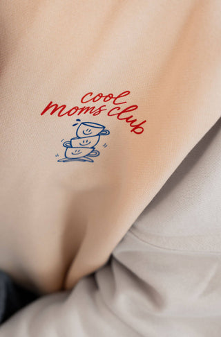 Pullover in beige mit roter chrift cool moms club und blauen kaffee tassen