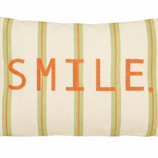 Smile Kissen Weiß mit grünem Schriftzug – Dekokissen aus Baumwolle 55 cm