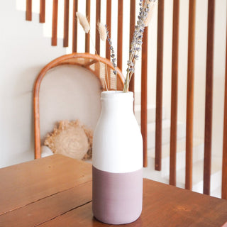 Vase Weiß Braun Kleine dekorative Vase handgegossen aus Ton mit Rattangriff SITU