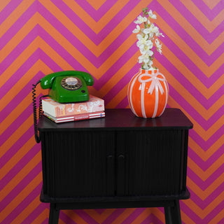 Keramikvase mit dekorativem Bogen – Moderne runde Dekovase | Housevitamin Orange/Pink - 17x17x17,5 cm