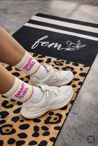 Yogamatte „Take it slow“ – samtige Oberfläche & starker Halt Ideal für Yoga, Pilates, Krafttraining & Home-Workout  Leo print stripes