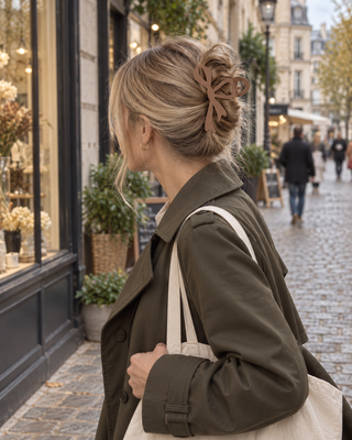 Haarspange schleife in braun, beige samt Frau in lässiger Kleidung 