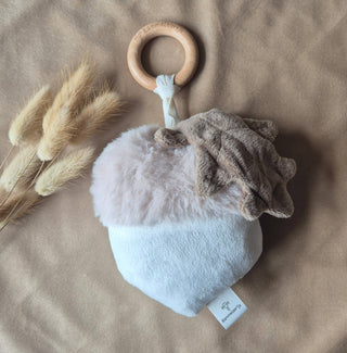 Süße Rassel aus weichem Plüsch mit Eichelmotiv für Babys