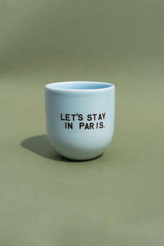Let’s Stay in Paris Tasse Pastellblau – Handgefertigte Keramiktasse mit Schriftzug | Kaffeetasse & Geschenkidee
