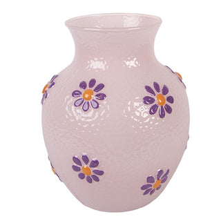 rosane vase mit lila blumen, weißer hintergrund
