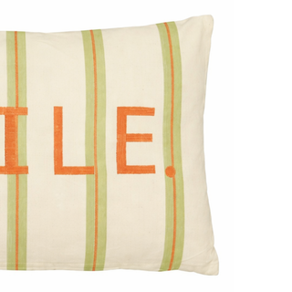 Smile Kissen Weiß mit grünem Schriftzug – Dekokissen aus Baumwolle 55 cm