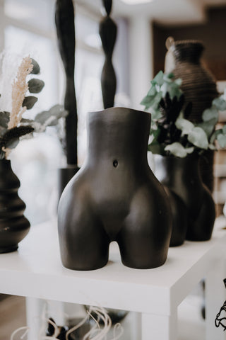     Schwarze Body-Vase aus Keramik in weiblicher Körperform mit matter Oberfläche, 31 cm hoch.