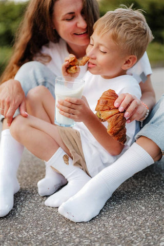 Croissant Socken mit Stickerei – Lustige Frühstückssocken aus Baumwolle für Damen, Herren & Kinder