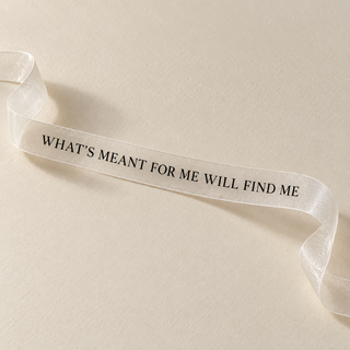 Wish Keeper Organza-Band „What’s meant for me will find me“ – Weiß