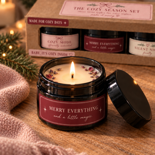     THE COZY SEASON SET mit drei kleinen Duftkerzen im schwarzen Glas und weihnachtlicher Geschenkverpackung, merry everything mit leckeren Trockenblumen im Vordergrund 
