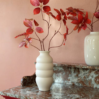 Moderne Metallvase Carmen kugelförmig Beige/Weiß – Vase The World – 30 cm
