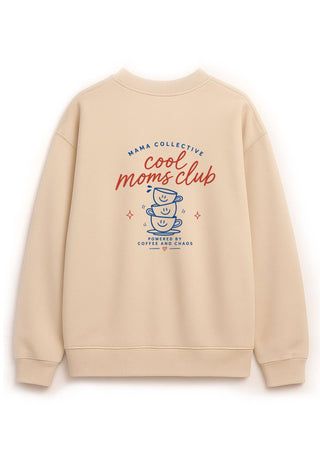Pullover für Mamas in beige mit roter Schrift cool moms club und blauen Kaffee tassen darauf und in blau geschrieben powered by coffee and chaos