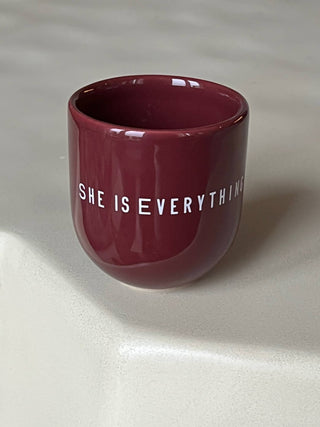 Kaffeebecher Keramik "She is everything" bordeaux