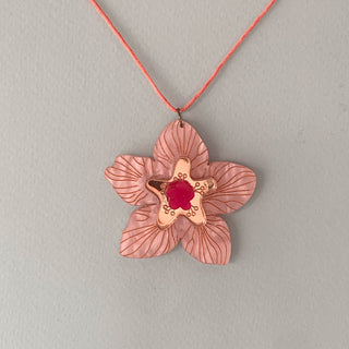 Nachhaltige Kette mit Blumenanhänger – Rosa & Gold