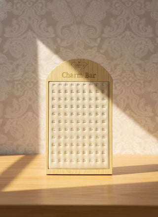 Großes schickes Holzdisplay 99 Charms 42 x 25,5 cm elegant