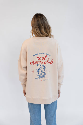 Pullover für Mamas in beige mit roter Schrift cool moms club und blauen Kaffee tassen darauf und in blau geschrieben powered by coffee and chaos