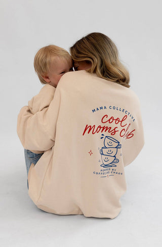 Pullover für Mamas in beige mit roter Schrift cool moms club und blauen Kaffee tassen darauf und in blau geschrieben powered by coffee and chaos