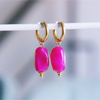 Goldene Creole mit neon pinken Stein Anhänger modern und frühlingshaft 
