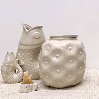 Fischkrugvase aus Keramik in Sandfarbe – Dekovase mit Relief L16,5 × B11 × H25,3 cm