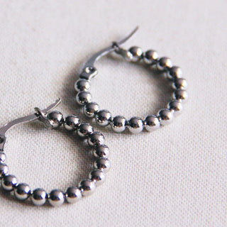 Creolen aus Edelstahl 20 mm „Kugeln“ – Silber