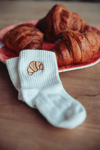 Croissant Socken mit Stickerei – Lustige Frühstückssocken aus Baumwolle für Damen, Herren & Kinder