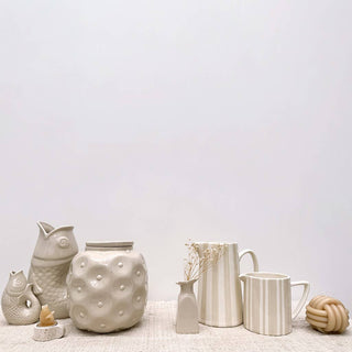 Fischkrugvase aus Keramik in Sandfarbe – Dekovase mit Relief L16,5 × B11 × H25,3 cm