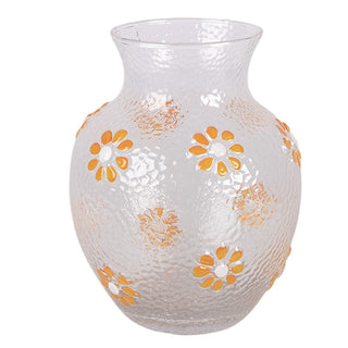 transparente milchige vase mit orangen blumen weißer hintergrund