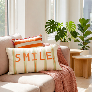 Smile Kissen Weiß mit grünem Schriftzug – Dekokissen aus Baumwolle 55 cm