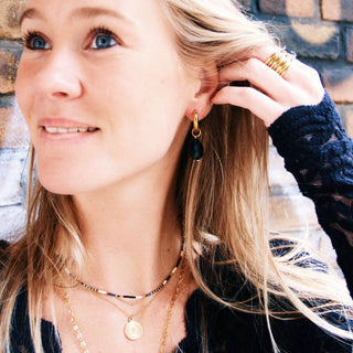 Breite Creolen mit glänzendem Tropfen – schwarz